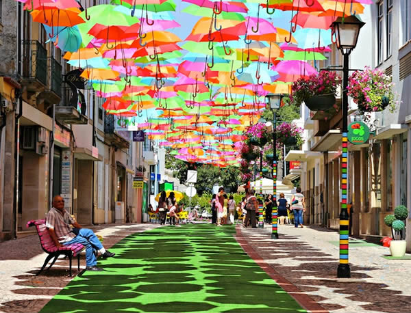 葡萄牙，阿格达（águeda） 漂浮雨伞街