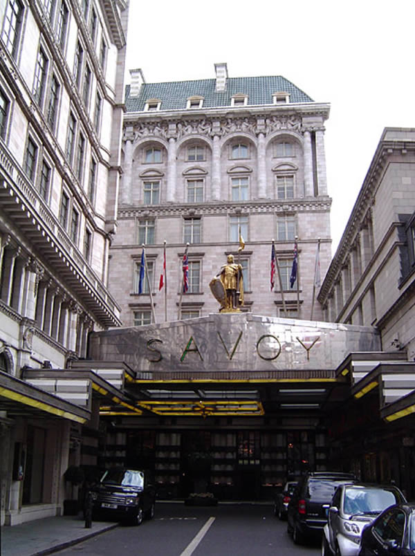 英国，伦敦 萨伏伊考特街（Savoy Court Street）